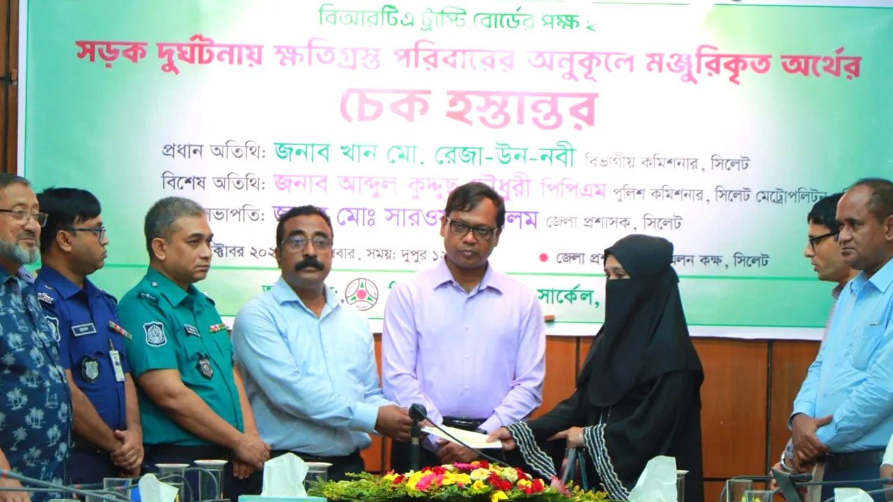 সম্মিলিত প্রচেষ্টায় সড়কে মৃত্যুহার কমিয়ে আনা সম্ভব : সিলেট বিভাগীয় কমিশনার