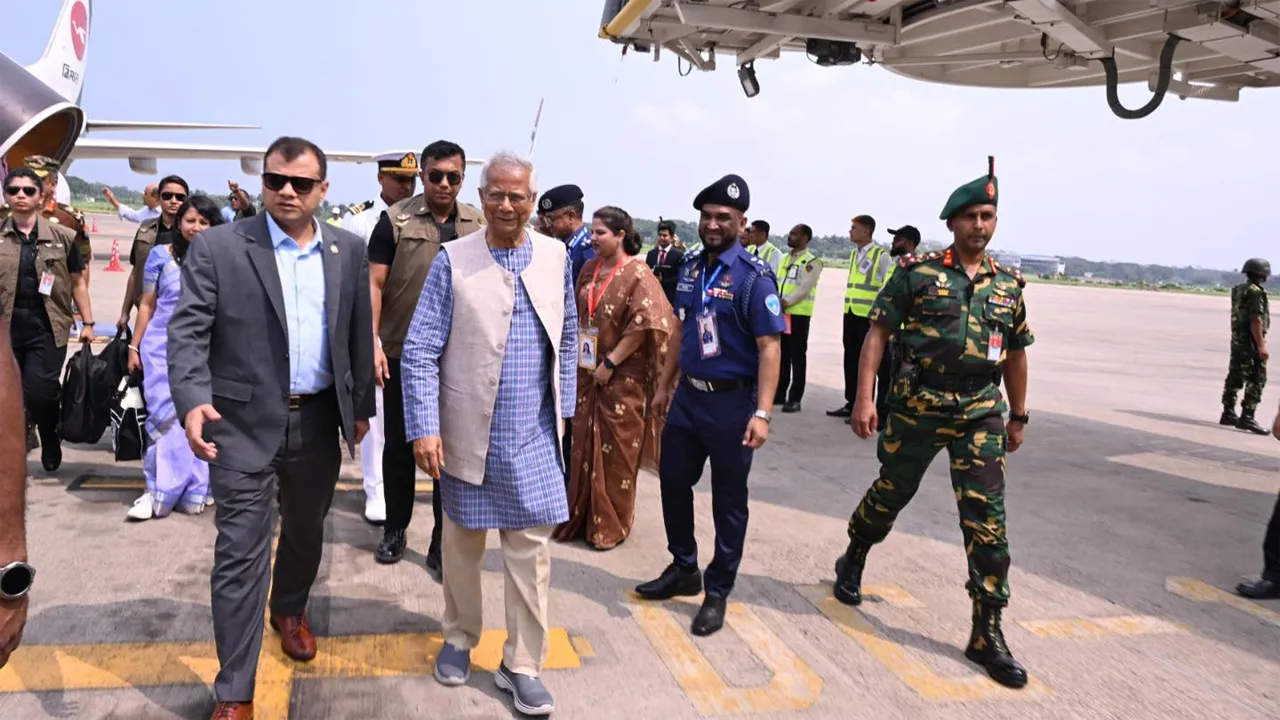 দায়িত্ব নেয়ার পর প্রথমবার চট্টগ্রাম পৌঁছলেন ড. ইউনূস