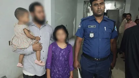মানসিক অসুস্থ মা আটকে রেখেছিলেন দুই শিশুকন্যাকে, ৯৯৯ নম্বরে ফোনকলে উদ্ধার