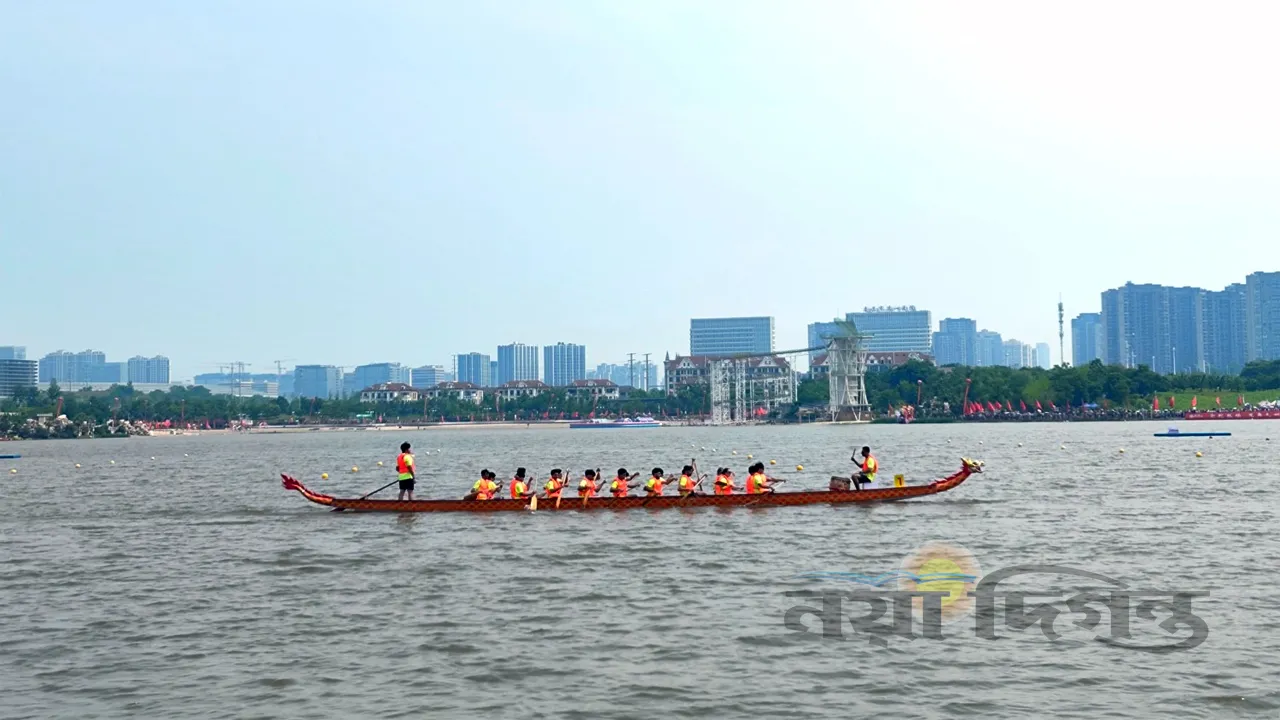 চীনে বর্ণাঢ্য ড্রাগন বোট ফেস্টিভ্যাল অনুষ্ঠিত