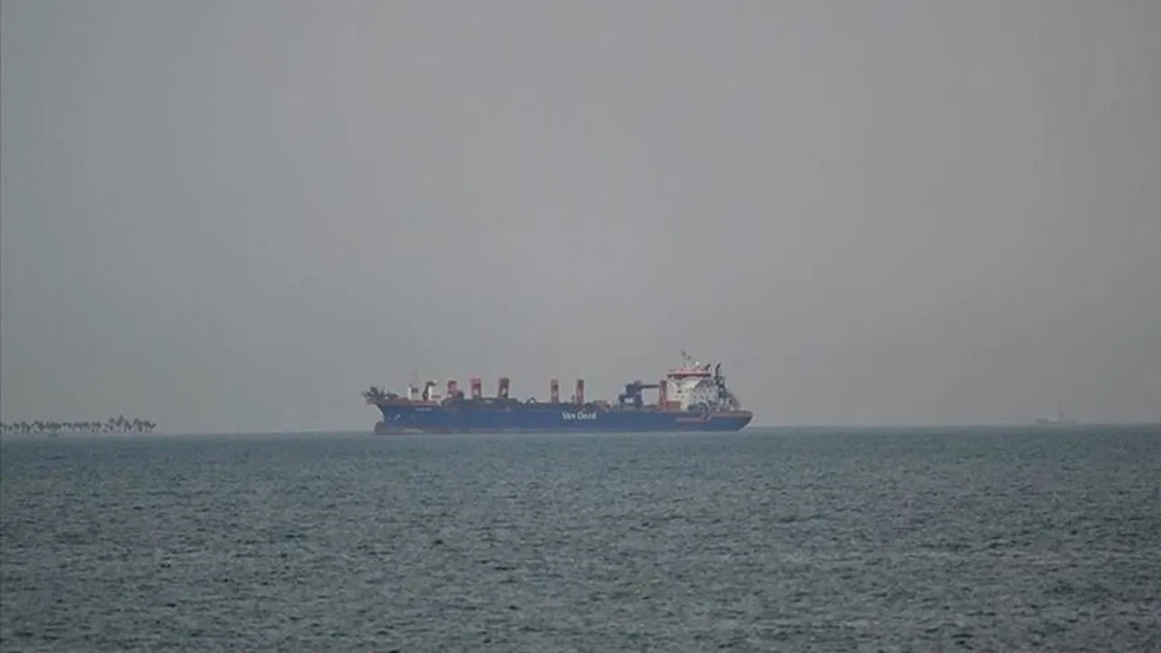 হরমুজ প্রণালী অতিক্রম করল ২ চীনা জাহাজ
