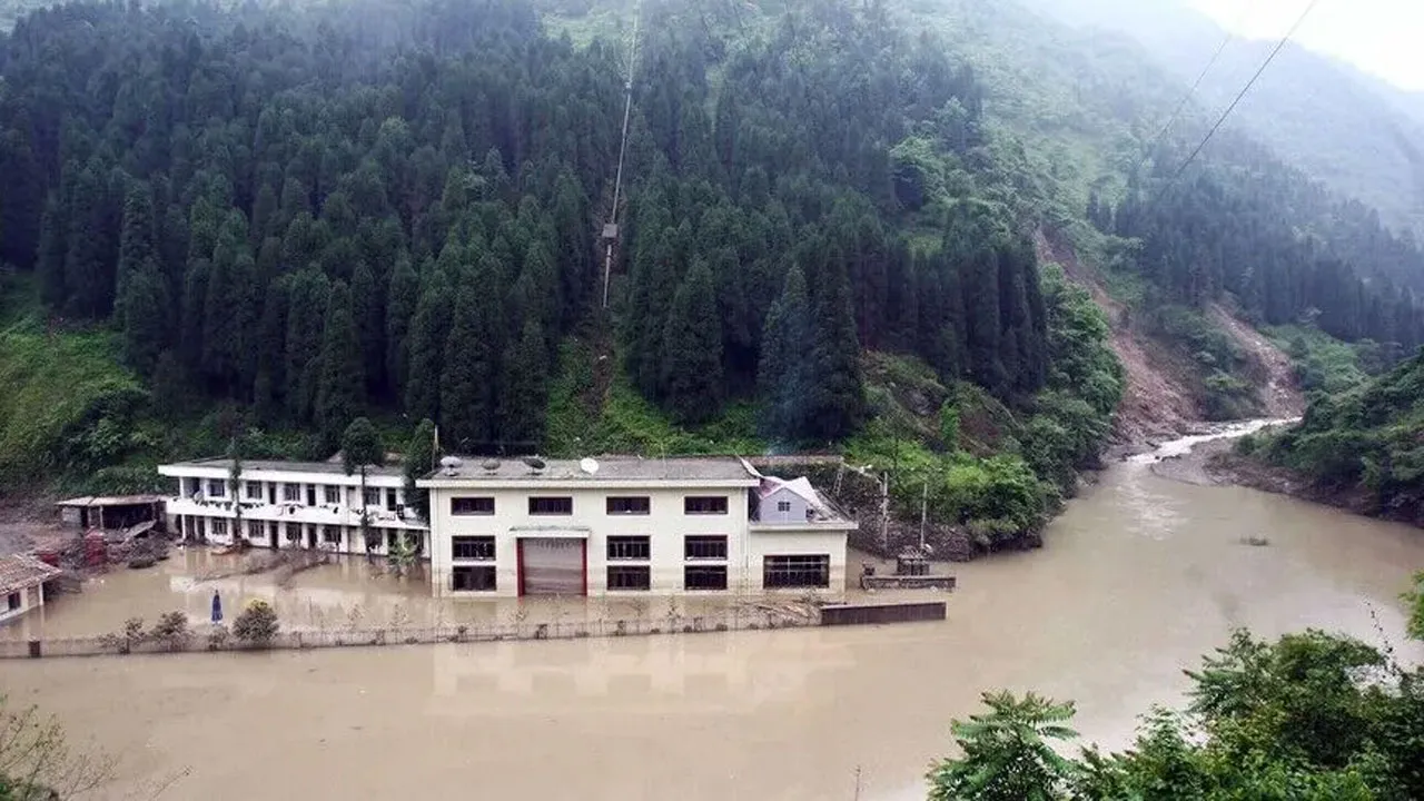চীনে কাদা ও ভূমিধসে ১৬ জনের মৃত্যু