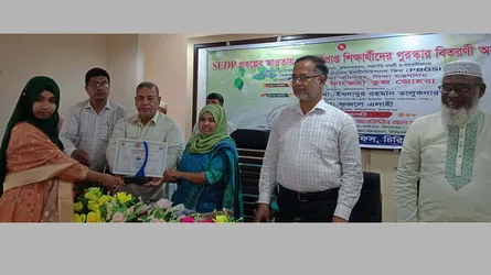 চিরিরবন্দরে অ্যাওয়ার্ডপ্রাপ্ত শিক্ষার্থীদের মাঝে পুরস্কার বিতরণ