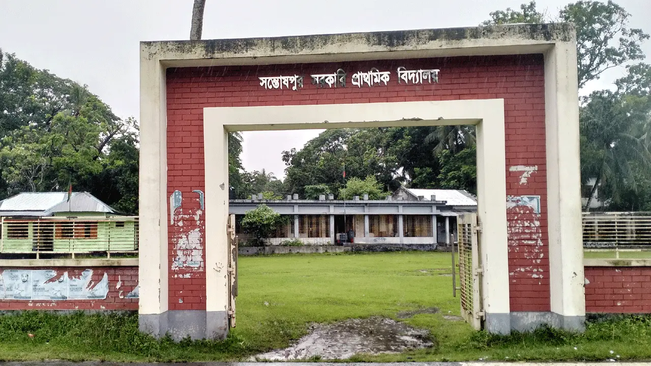 ভূমি অফিস ও স্কুলের ভূমি আছে, রাস্তা নেই