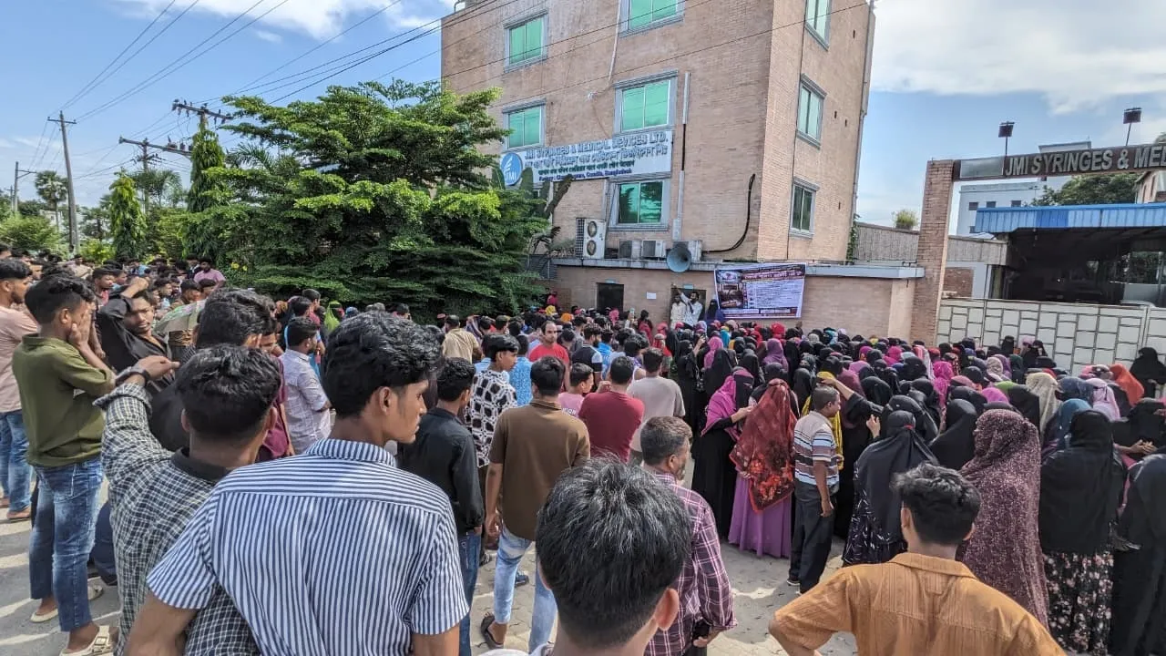 চৌদ্দগ্রামে ৭ দফা দাবিতে জেএমআই সিরিঞ্জ ফ্যাক্টরির শ্রমিকদের বিক্ষোভ
