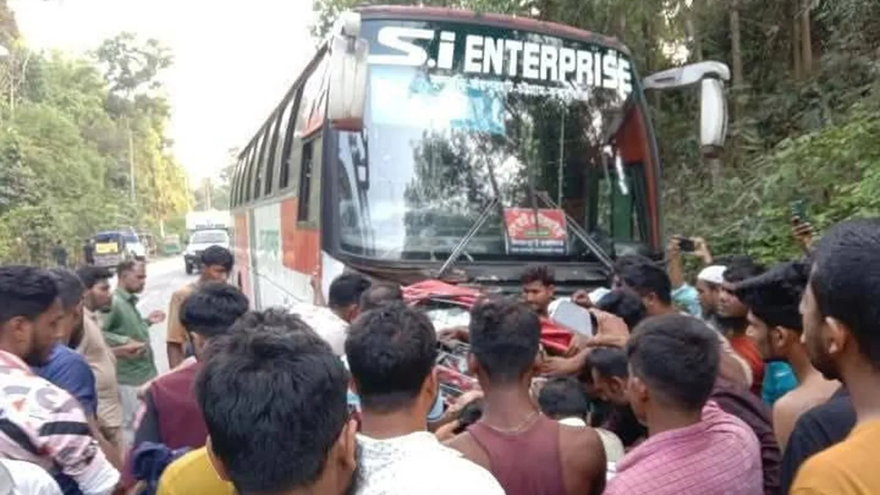 চকরিয়া মহাসড়কে বাসের ধাক্কায় সিএনজি চালকসহ নিহত ২