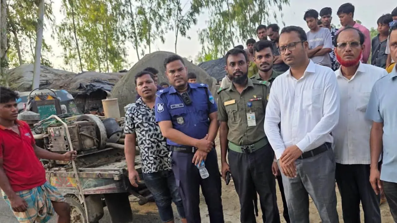 মাতামুহুরি নদীতে অবৈধ বালু উত্তোলন, ২ স্যালু মেশিন জব্দ