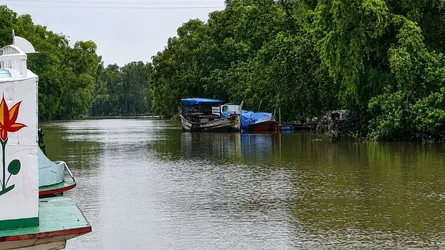চরফ্যসনে ১৭৫ বস্তা সারসহ যুবক আটক