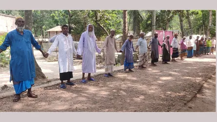চৌগাছায় রাস্তার সংস্কার কাজ দ্রুত শেষ করার দাবিতে মানববন্ধন