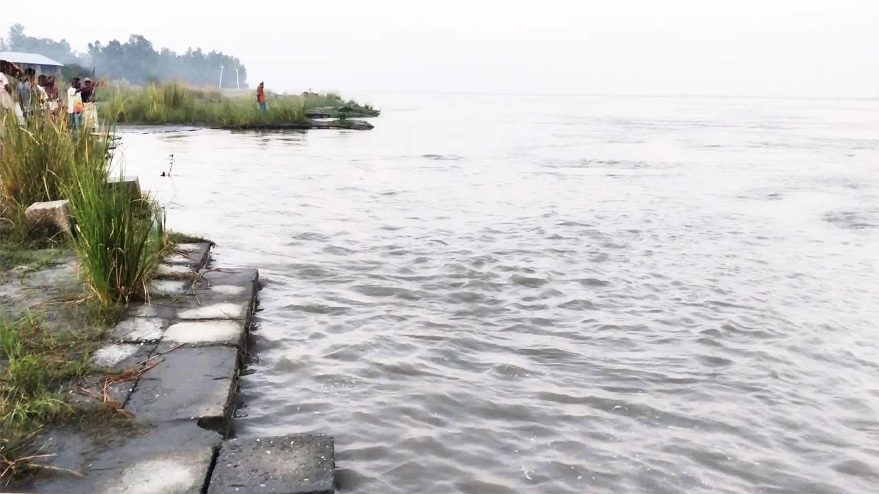 চৌহালী শহর রক্ষা বাঁধে ধস, ৩৫ মিটার এলাকা যমুনায় বিলীন