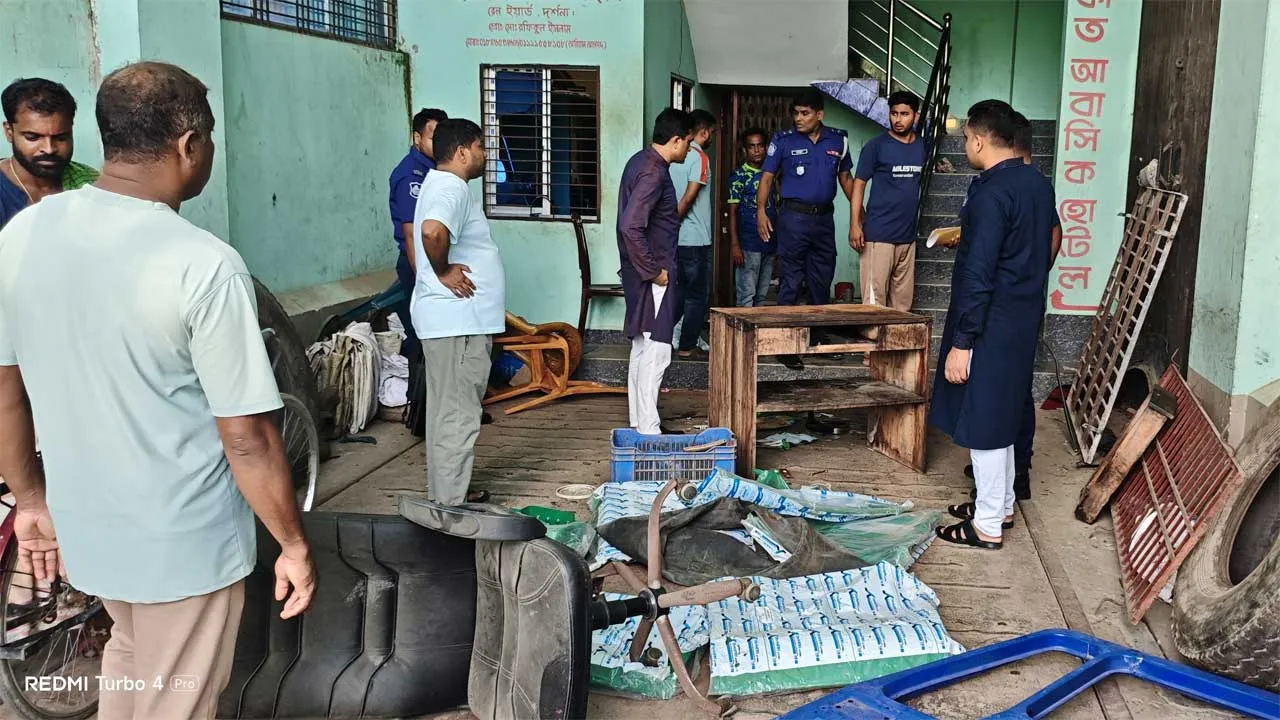 দর্শনায় চাঁদা না দেয়ায় সিঅ্যান্ডএফ অফিসে ভাঙচুর
