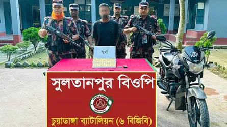 চুয়াডাঙ্গায় ৩৯টি স্বর্ণের বারসহ পাচারকারী আটক