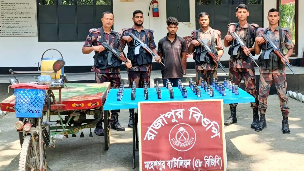 চুয়াডাঙ্গা সীমান্তে ৫৩ বোতল নেশাজাতীয় সিরাপসহ যুবক আটক