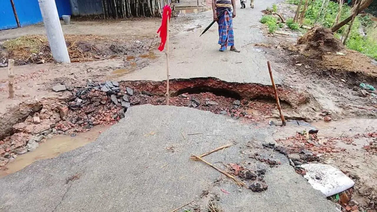 টানা বর্ষণে স্থবির চুয়াডাঙ্গার জনজীবন, পানিবন্দীদের পাশে প্রশাসন