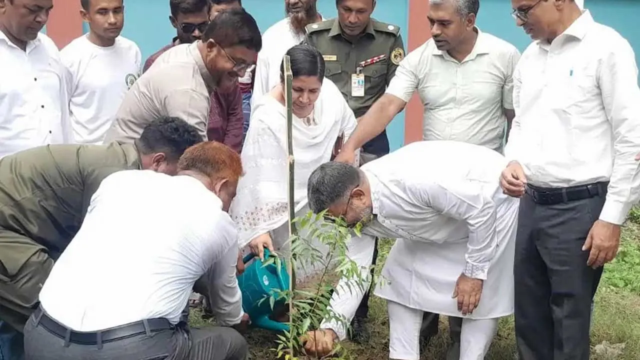 চুয়াডাঙ্গায় বৃক্ষরোপণ অভিযান ও বৃক্ষমেলা উদ্বোধন