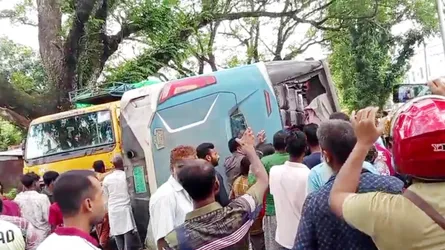 চুয়াডাঙ্গায় নিয়ন্ত্রণ হারিয়ে বাস উল্টে আহত ২৩