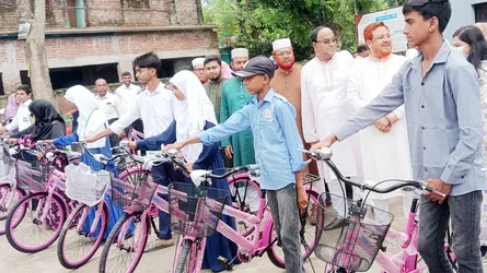জীবননগরে ৩১টি শিক্ষাপ্রতিষ্ঠানের শিক্ষার্থীদের মাঝে বাইসাইকেল বিতরণ