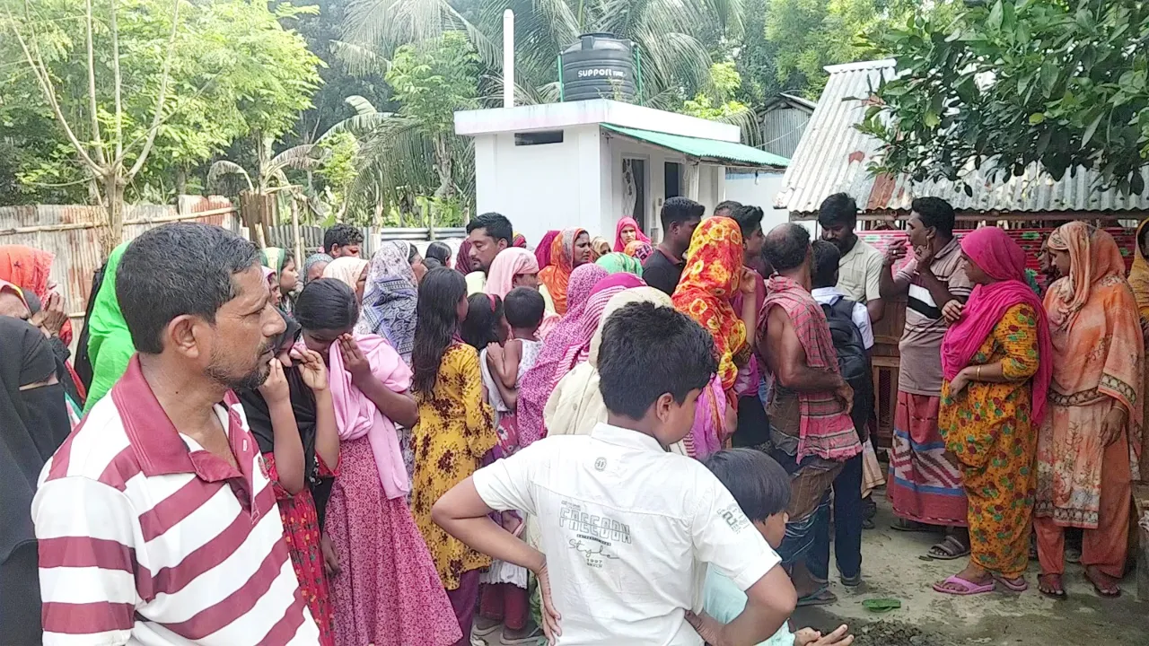 মোটরসাইকেলের ধাক্কায় মায়ের কোল থেকে ছিটকে পড়ে শিশু নিহত