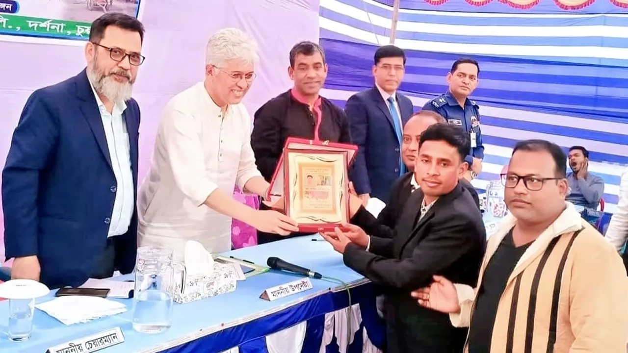 জীবননগরে চতুর্থবারের মতো সেরা আখ চাষি হলেন শামীম