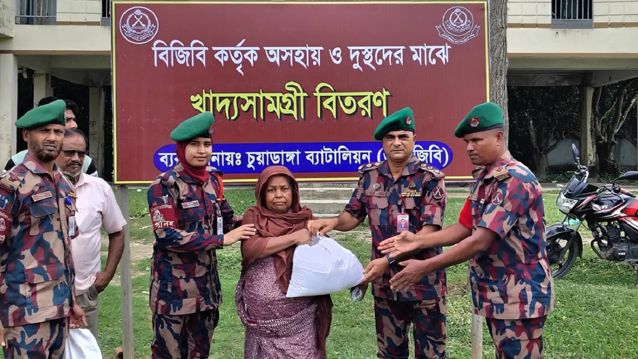 ভারী বর্ষণে ক্ষতিগ্রস্তদের মাঝে চুয়াডাঙ্গা-৬ বিজিবির ত্রাণ সামগ্রী ও খাদ্য সহায়তা