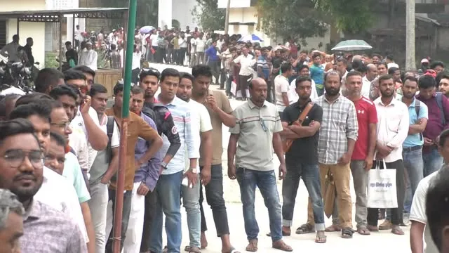 চুয়াডাঙ্গায় দ্বিতীয় দিনের মতো ফুয়েল কার্ড বিতরণ