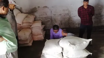 চুয়াডাঙ্গায় ১৩৫০ টাকার সার ২৩০০ টাকায় বিক্রি করায় জরিমানা