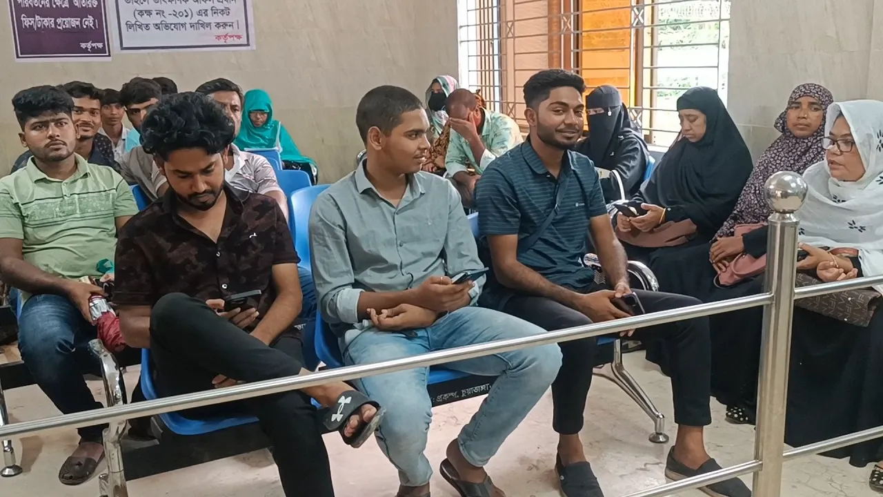 চুয়াডাঙ্গা পাসপোর্ট অফিসে সার্ভার বিপর্যয়, ভোগান্তিতে সেবাগ্রহীতারা