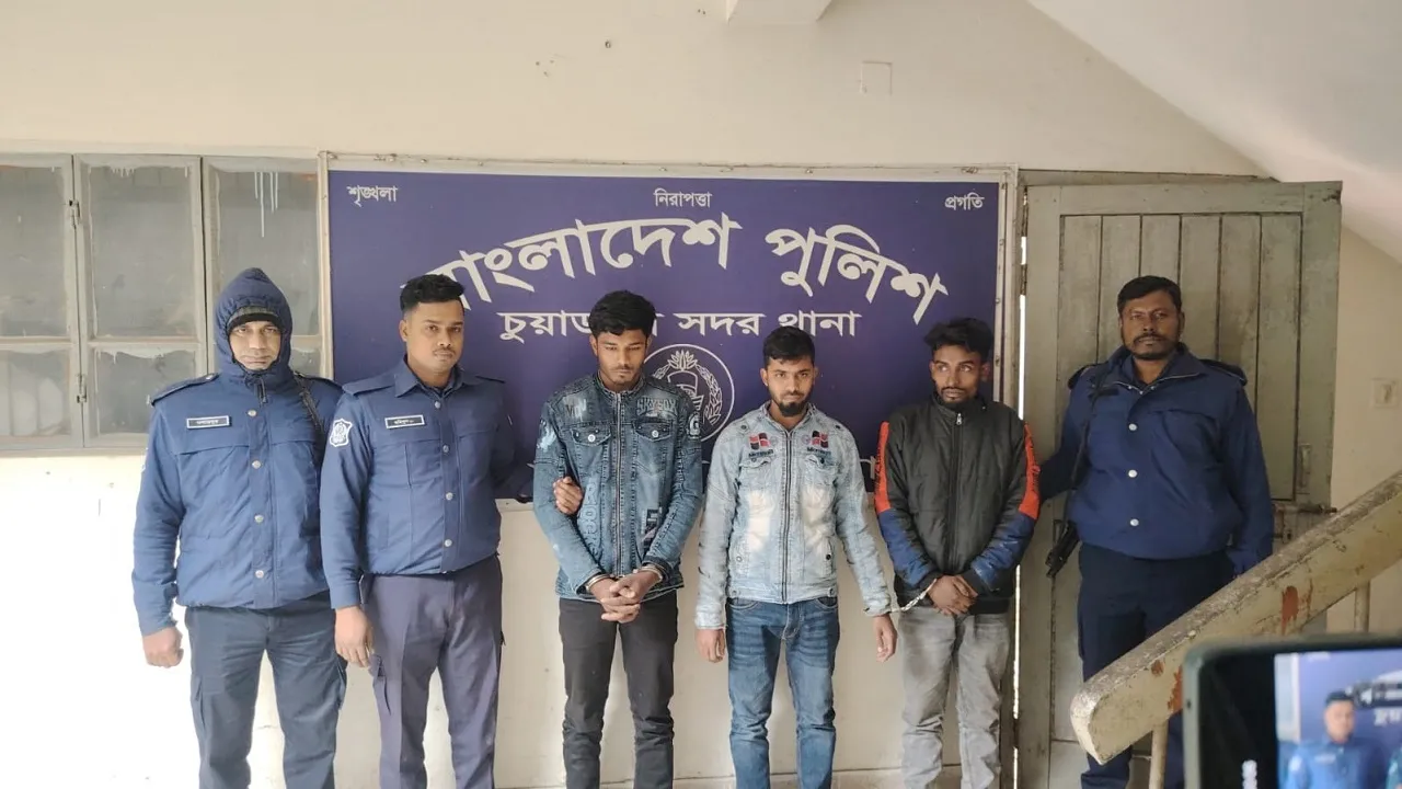 চুয়াডাঙ্গায় পুলিশের চেকপোস্টে অশালীন ভাষা ও হুমকি, তিন যুবক আটক