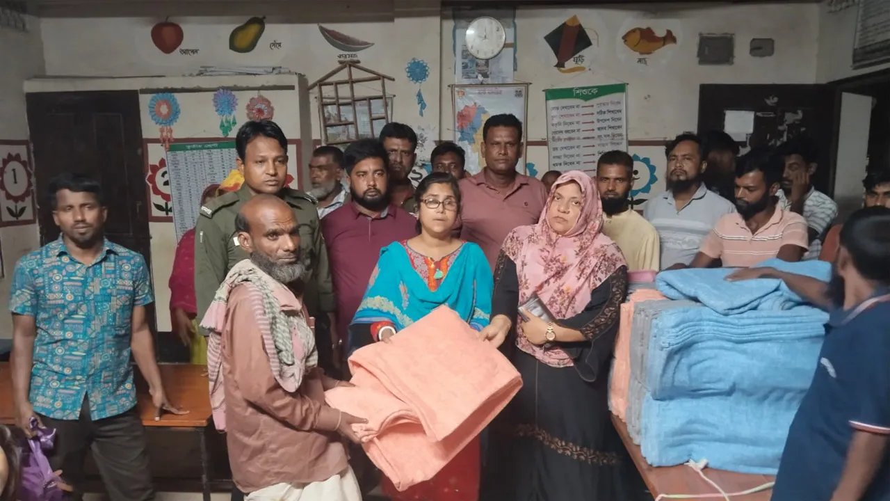 বৃষ্টিতে জলাবদ্ধ ২৭ পরিবারের পাশে চুয়াডাঙ্গা সদর উপজেলা নির্বাহী কর্মকর্তা