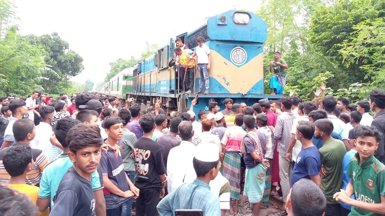 চুয়াডাঙ্গায় ট্রেনে কাটা পড়ে যুবকের মৃত্যু, গেটম্যান না থাকায় ট্রেন অবরোধ