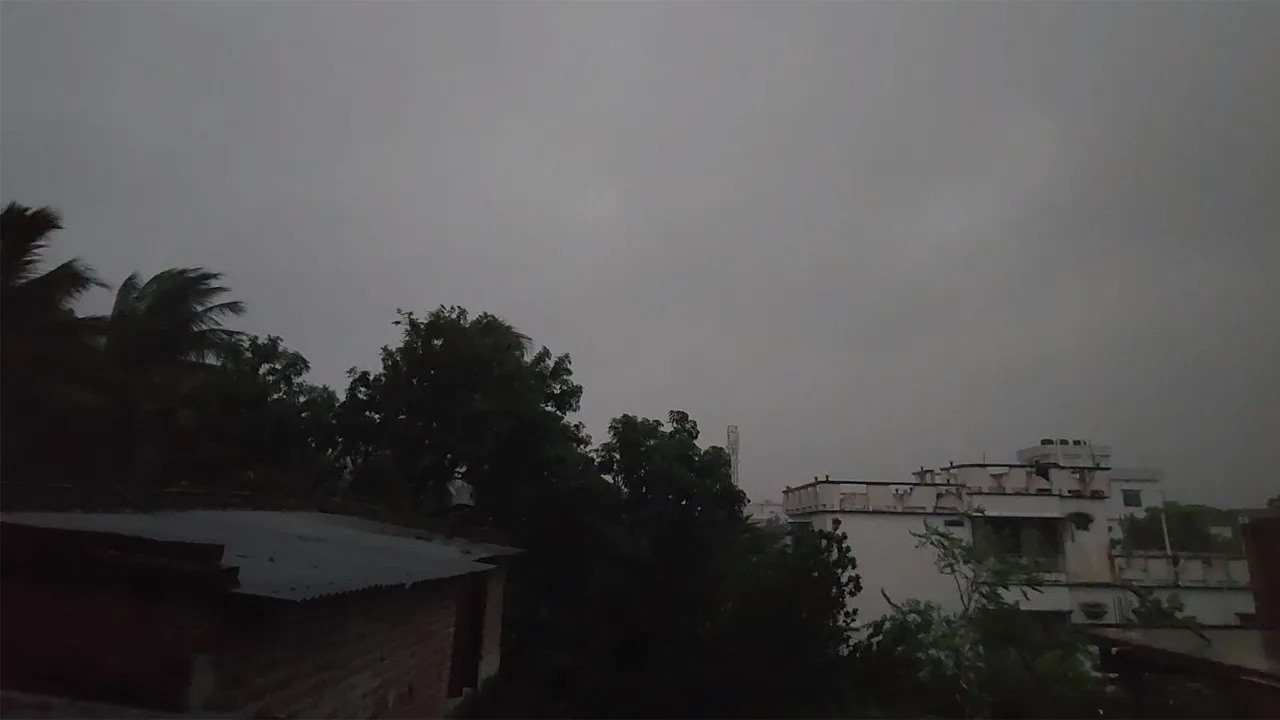টানা কয়েকদিনের দাবদাহের পর চুয়াডাঙ্গায় স্বস্তির বৃষ্টি