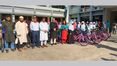 চুয়াডাঙ্গায় সাইকেল, ক্রীড়াসামগ্রী ও ঢেউটিন বিতরণ