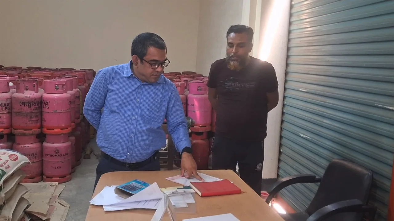 আলমডাঙ্গায় ভোক্তা অধিকার অধিদফতরের অভিযান, জরিমানা