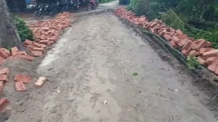 চাঁদা না দেয়ায় রাস্তার কাজ বন্ধ, ঠিকাদার কর্মীদের মারধর