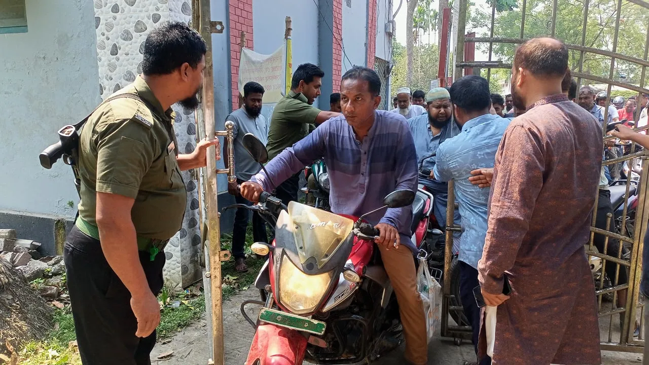 অবৈধ মজুদ ৪৯৫ লিটার জ্বালানি তেল জব্দ, ন্যায্যমূল্যে বিক্রি
