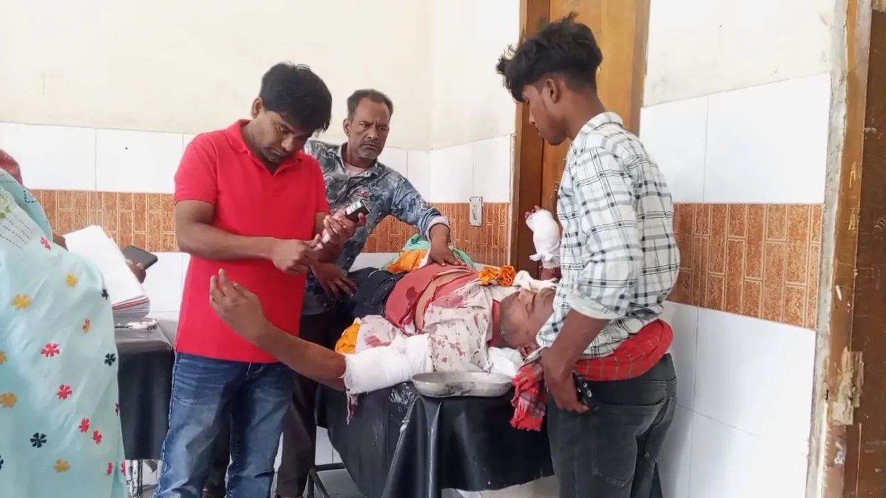 দামুড়হুদায় স্কুল অফিস সহকারীকে কুপিয়ে জখম