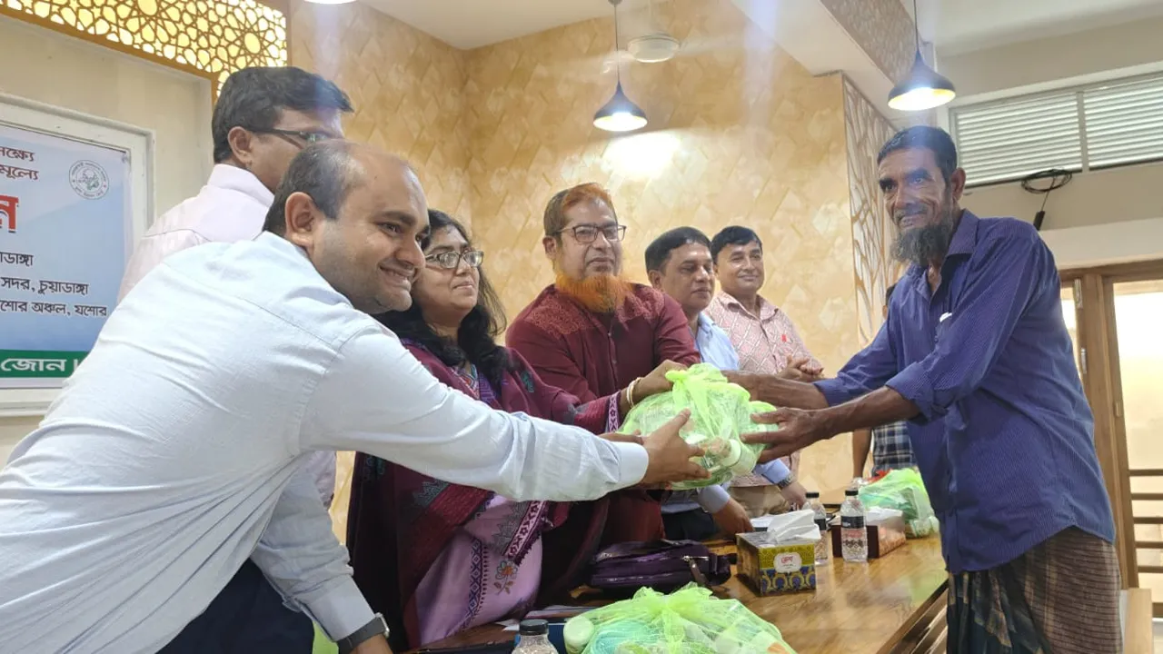 চুয়াডাঙ্গায় ৩০০ কৃষক পেলেন তুলা চাষের প্রণোদনা