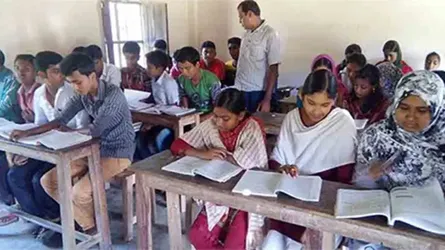 ক্লাসরুমে শিখন উপকরণের ঘাটতি মুখস্থবিদ্যায় বাধ্য হচ্ছে শিক্ষার্থীরা