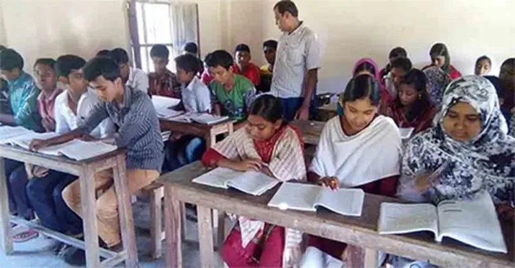 ক্লাসরুমে শিখন উপকরণের ঘাটতি মুখস্থবিদ্যায় বাধ্য হচ্ছে শিক্ষার্থীরা