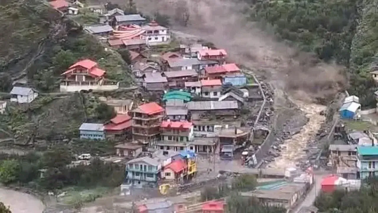 ভারতে মেঘ ভাঙা বৃষ্টির তোড়ে ভাঙলো ঘরবাড়ি, ৪ জনের মৃত্যু