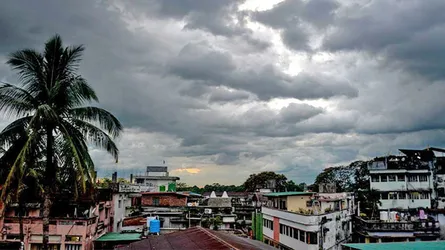 ঢাকায় মেঘাচ্ছন্ন আকাশ, দুপুর পর্যন্ত বজ্রবৃষ্টির সম্ভাবনা