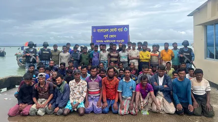 টেকনাফের ১৯টি ফিশিং বোটসহ ১২২ জেলেকে আটক কোস্ট গার্ডের