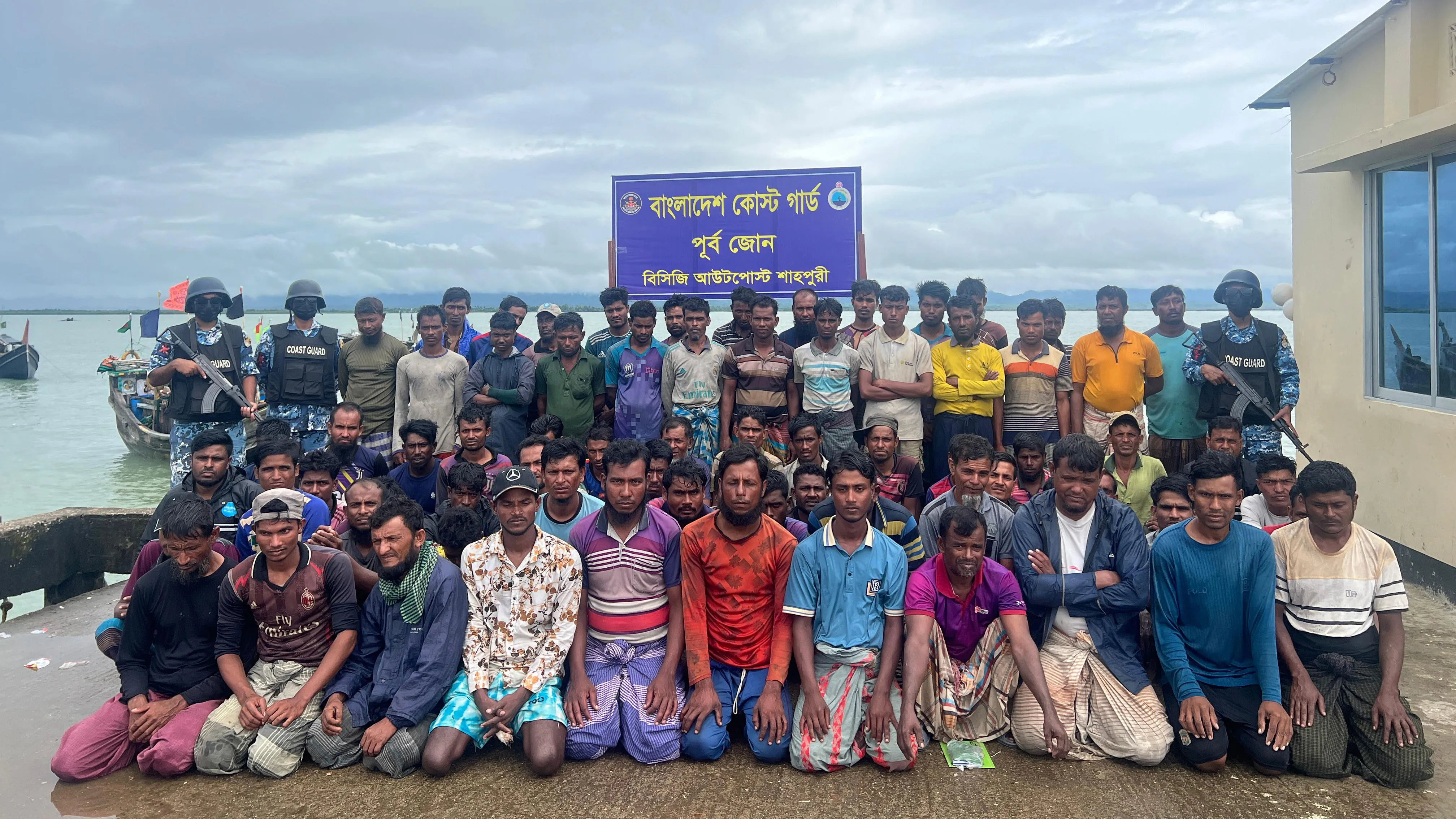 টেকনাফের ১৯টি ফিশিং বোটসহ ১২২ জেলেকে আটক কোস্ট গার্ডের