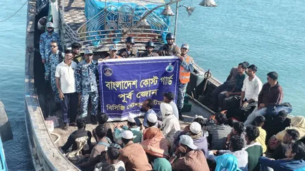 টেকনাফে ইঞ্জিন বিকল হওয়া বোটসহ ৪৫ যাত্রীকে উদ্ধার করেছে কোস্ট গার্ড