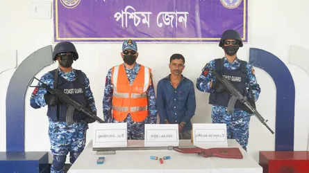 কোস্টগার্ডের অভিযানে ডাকাত করিম শরীফ বাহিনীর সহযোগী আটক