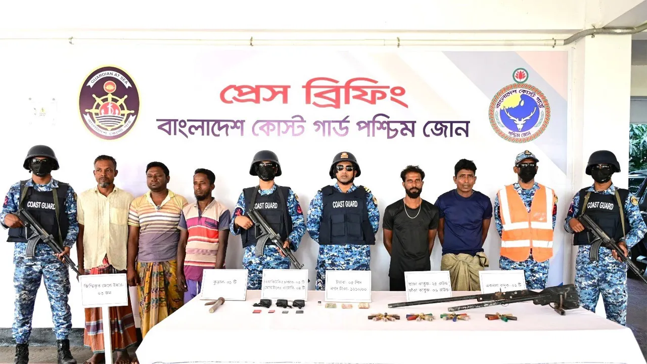 সুন্দরবনে কোস্ট গার্ডের অভিযানে অস্ত্রসহ আটক ২, ৩ জেলে উদ্ধার