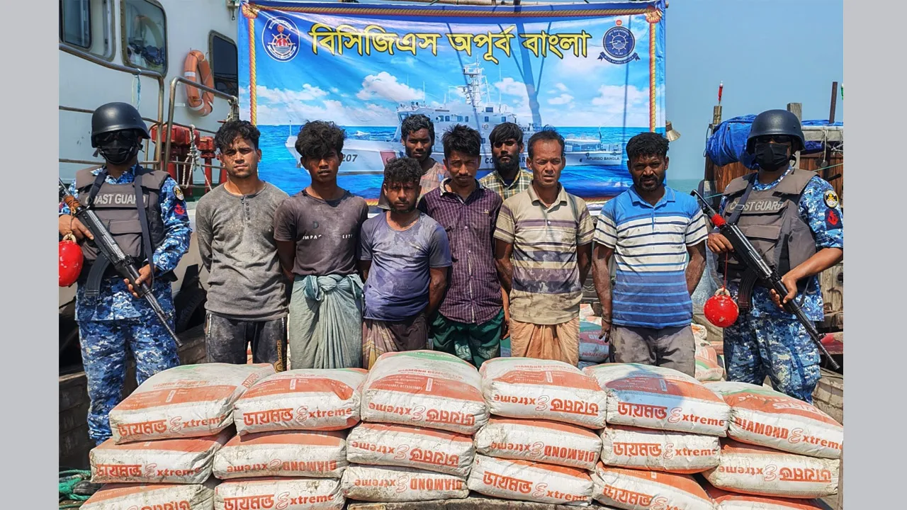 মায়ানমারে পাচারকালে বোট ও ৫৫০ বস্তা সিমেন্ট উদ্ধার, আটক ৮