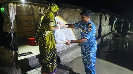 বন্যায় ক্ষতিগ্রস্তদের উদ্ধারের পাশাপাশি ত্রাণ ও ওষুধ দিচ্ছে কোস্ট গার্ড