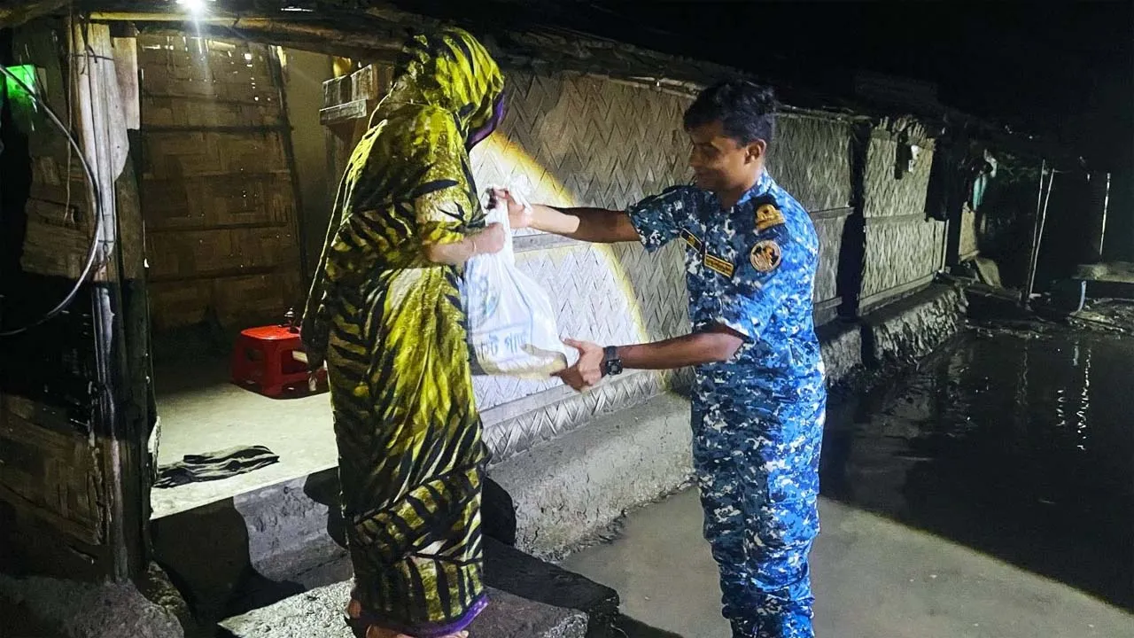 বন্যায় ক্ষতিগ্রস্তদের উদ্ধারের পাশাপাশি ত্রাণ ও ওষুধ দিচ্ছে কোস্ট গার্ড