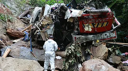 কলম্বিয়ায় শিক্ষার্থীদের বহনকারী বাস খাদে পড়ে নিহত ১৭